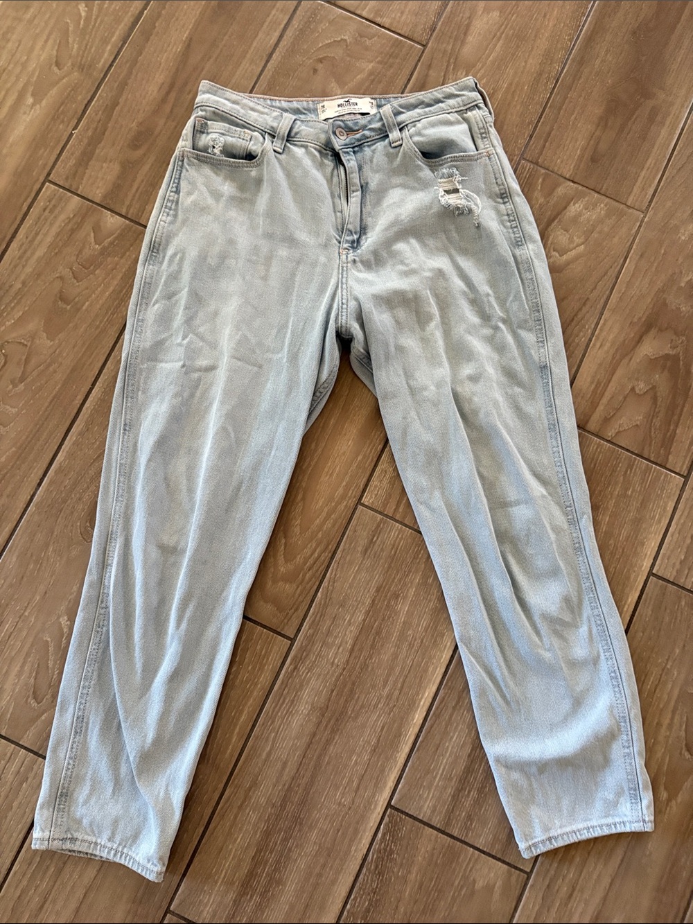 Hollister curvy High Rise straight leg
Mom Jean Blue denim distressed Size 28